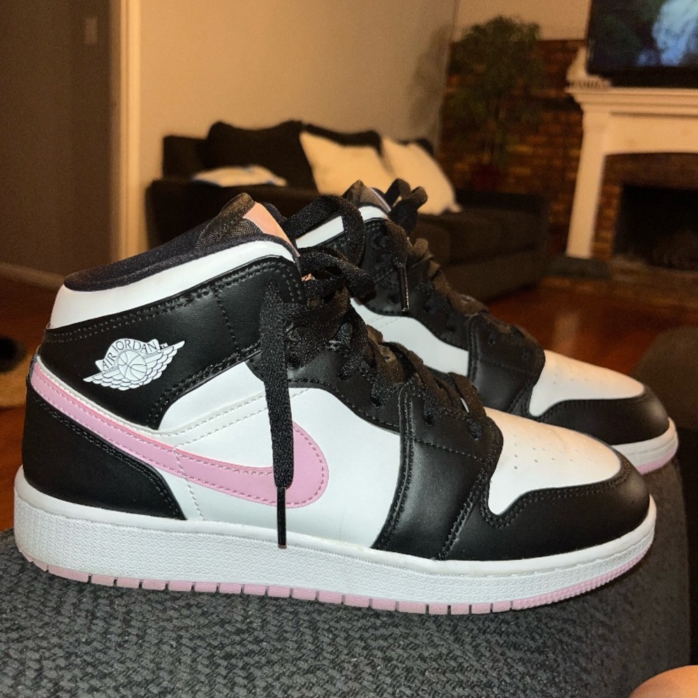 Jordan 1 pink and black. Size 7y. To big for me and in great condition. - Picture 1 of 7